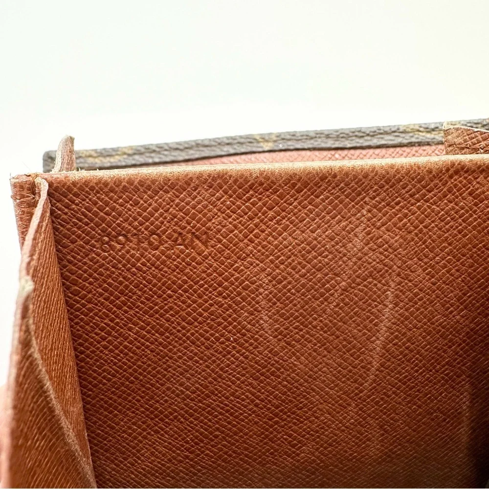 Vintage Authentic Louis Vuitton Monogram Elise Wallet